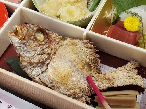 ■鯛の塩焼き
　山ごぼうの醤油漬け