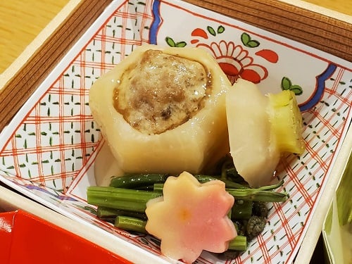 ■炊き合わせ（挽肉の蕪釜蒸し・蕨・桜麩）