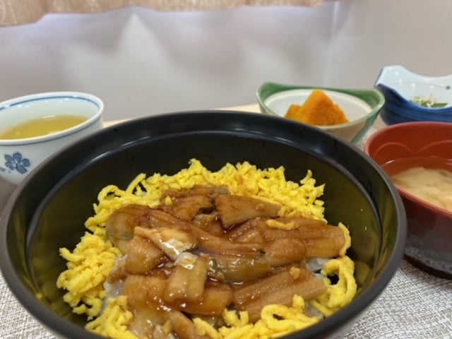 ふわふわトロトロの穴子をたっぷりのせました。