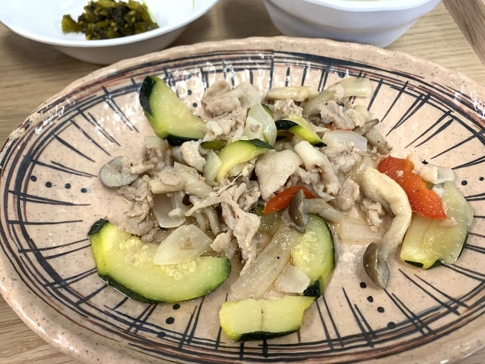 【昼食】豚肉と野菜の炒め物