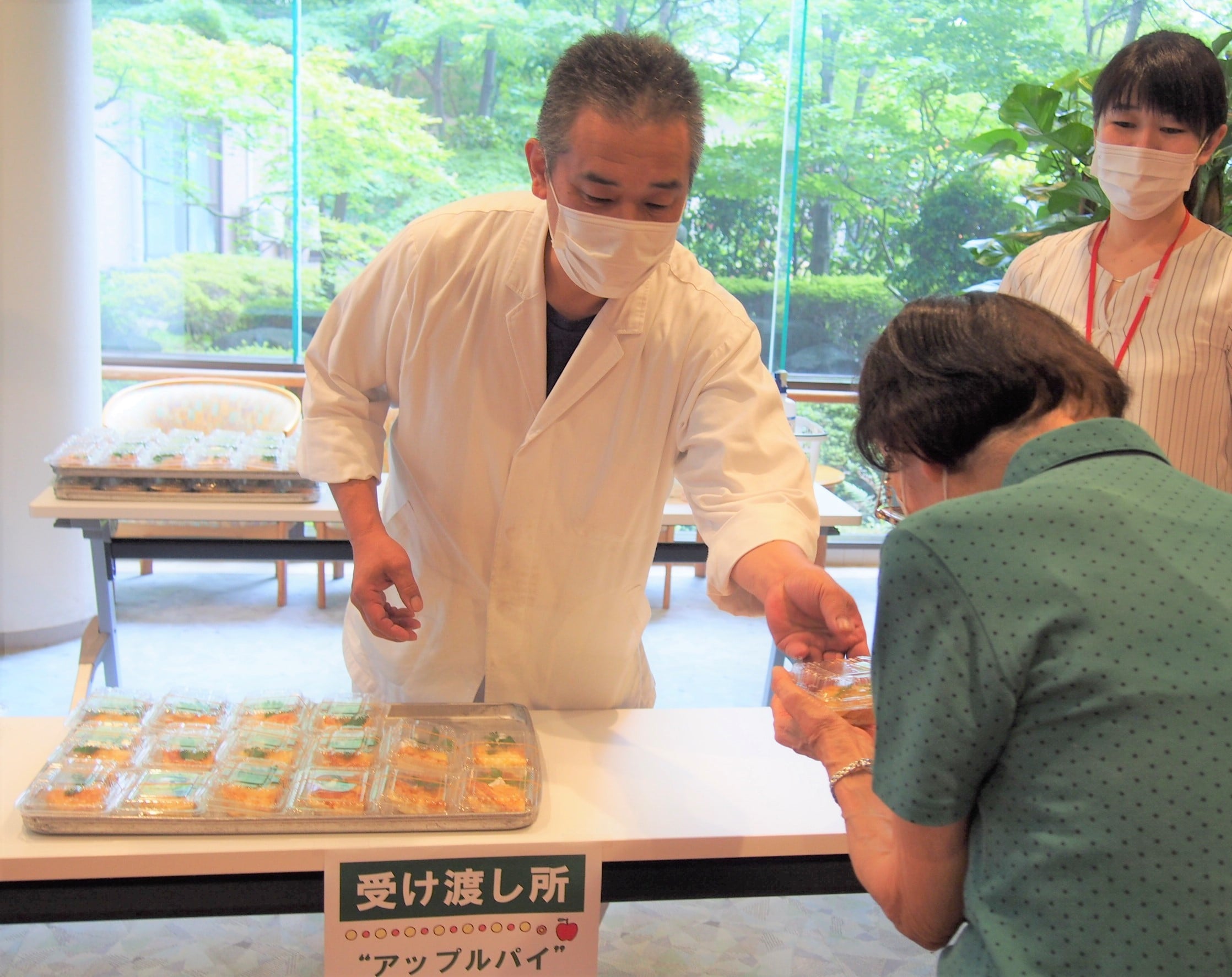 「買ってきたのじゃなく手作りなの？」とアップルパイをジッと見られるご入居者も♪