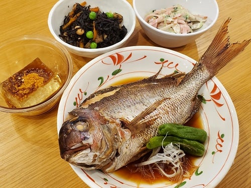 A食：朝市仕入れの煮魚
本日の魚は『真鯛』です。
