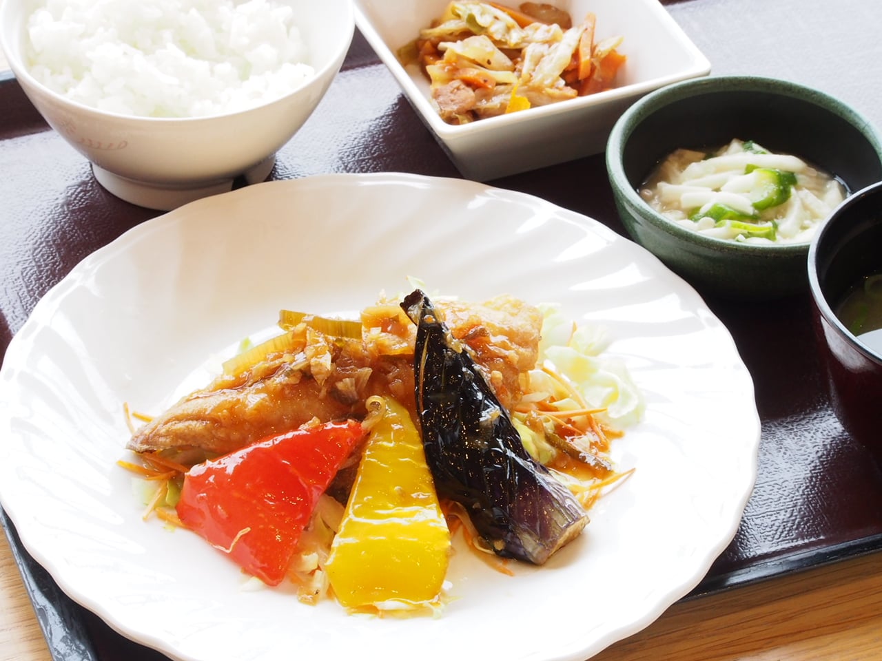 揚げた旬の魚と夏野菜のサラダ仕立て～薬味ソース～