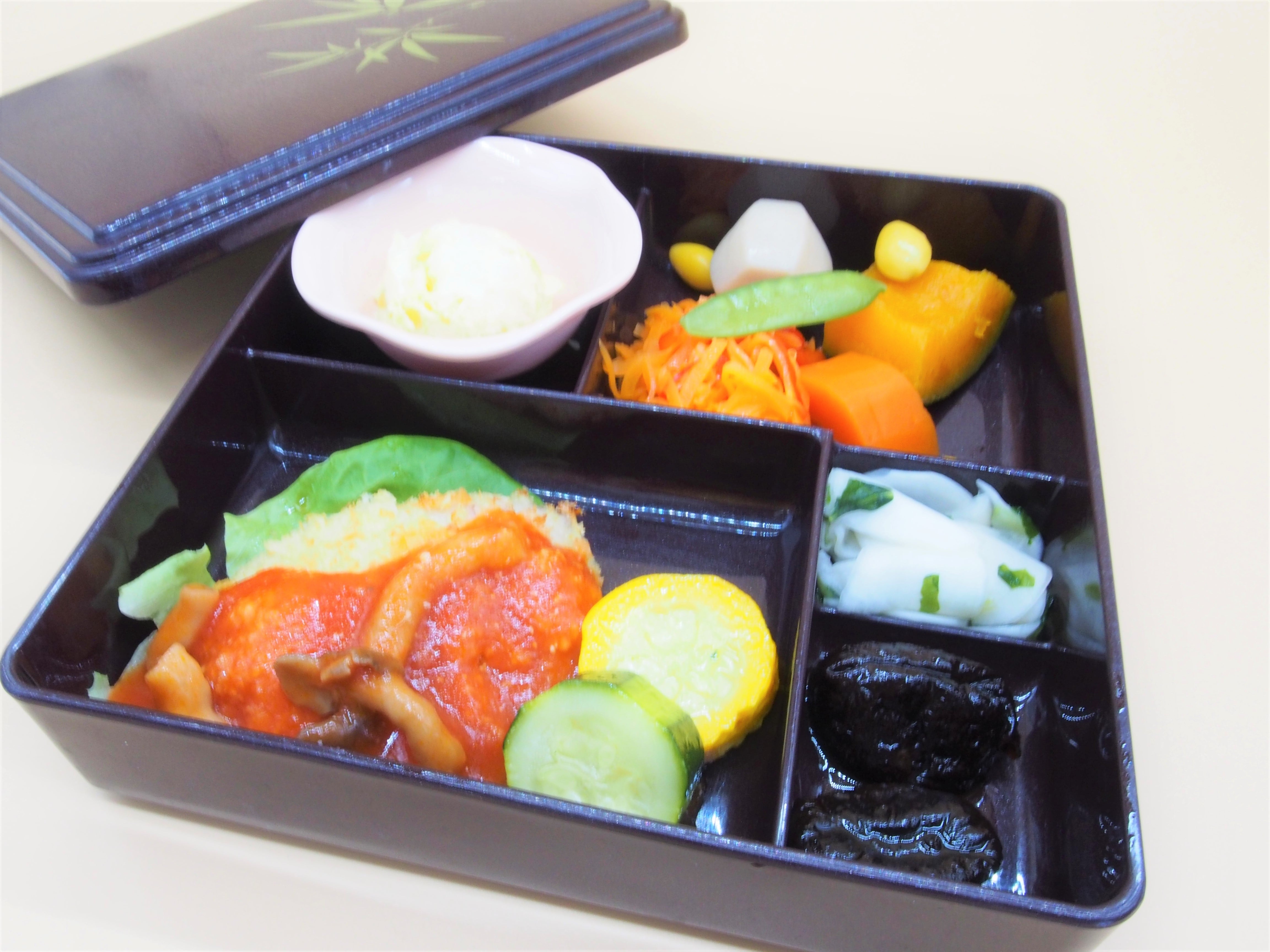 色とりどりのお弁当箱です