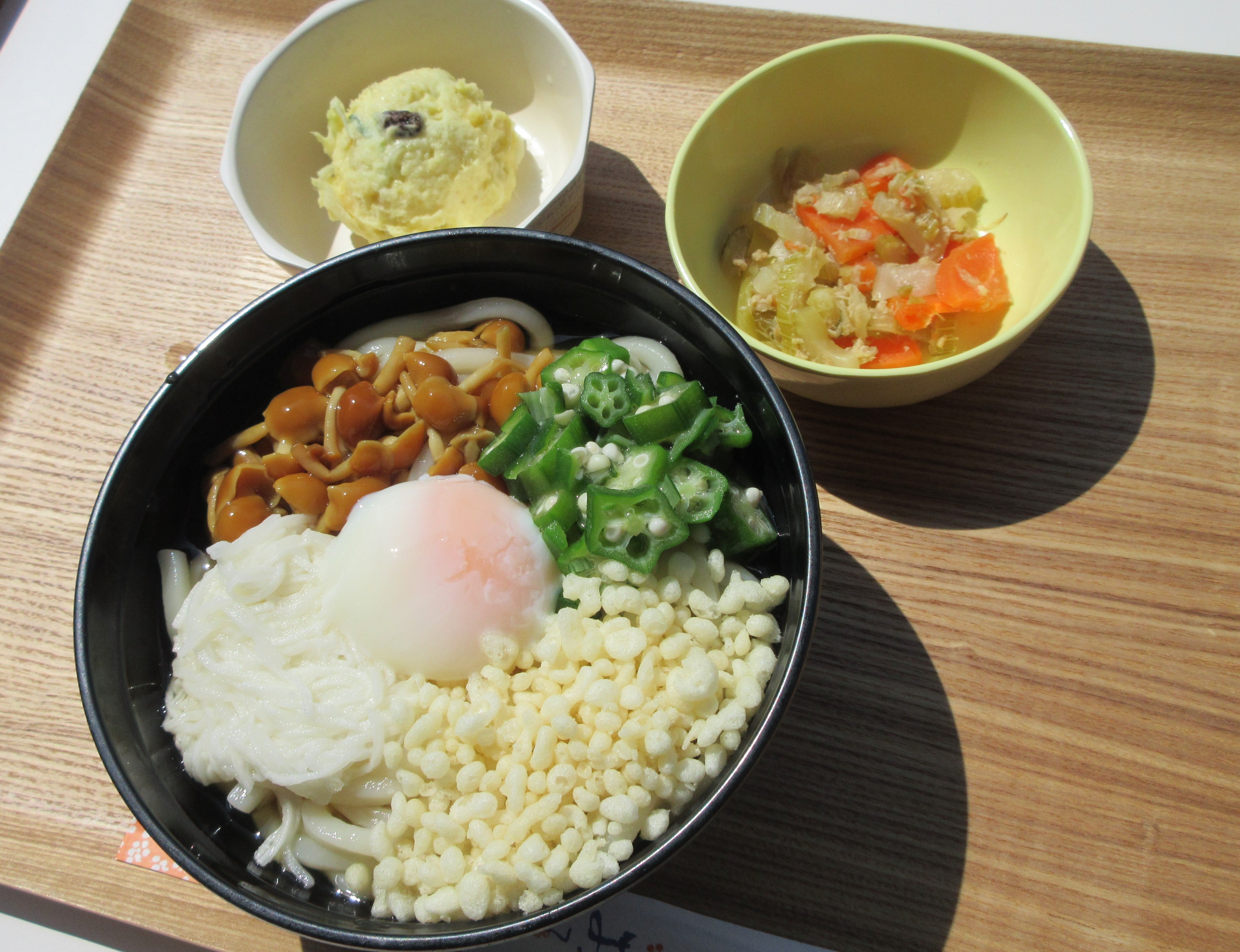 Ａ食　ねばねば冷やしうどん　副菜：セロリとツナの塩炒め　小鉢：さつま芋サラダ

