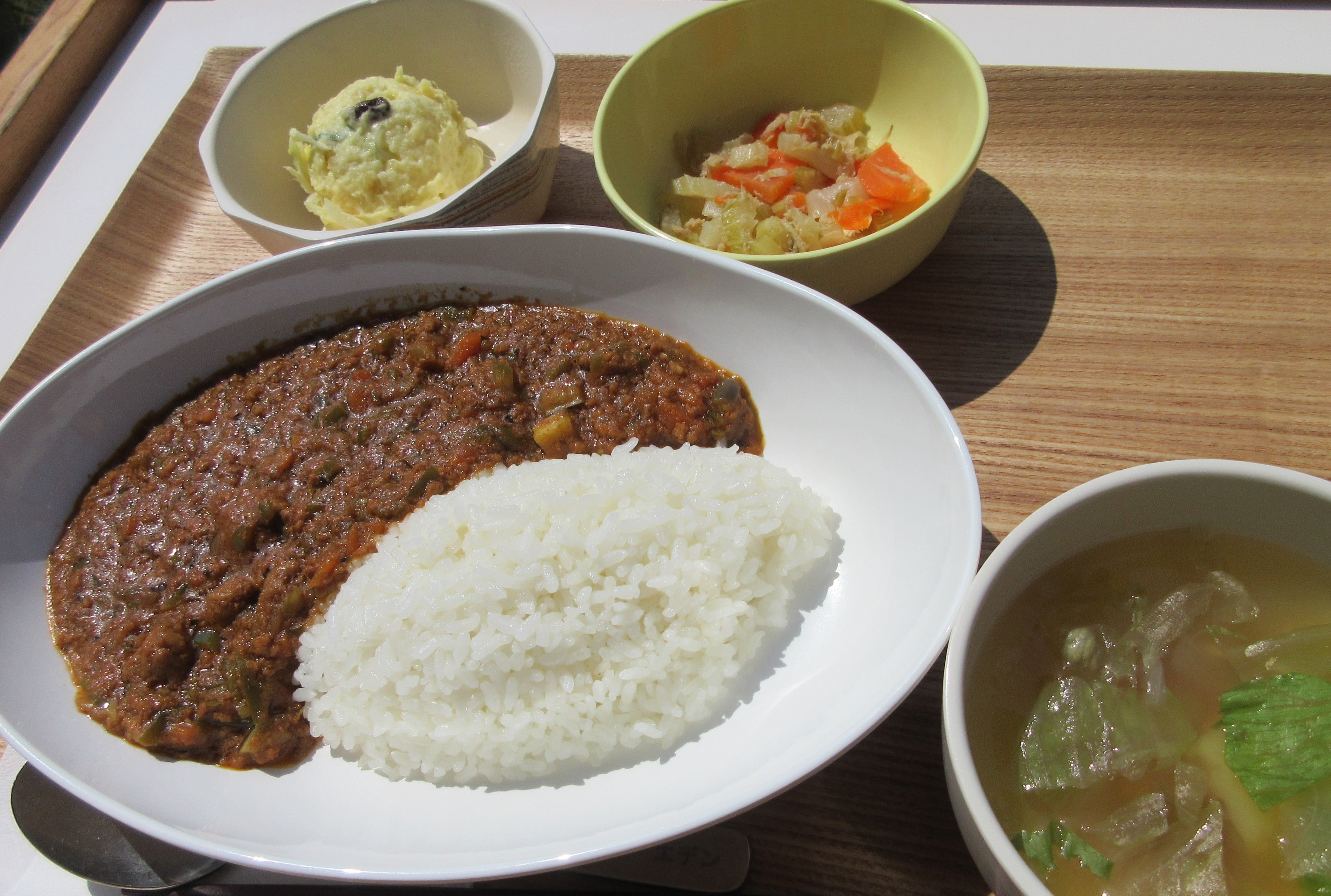 Ｂ食　夏野菜のドライカレー　レタスのスープ　副菜：セロリとツナの塩炒め　小鉢：さつま芋サラダ

