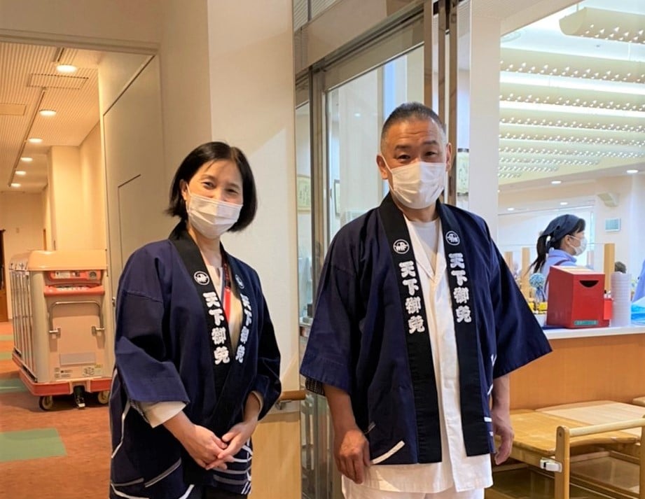 レストラン入口で園長と食事サービス課長がご入居者の皆様をお出迎え♪