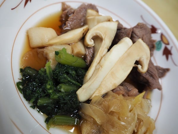 松茸がドーンとたっぷり乗った、すき焼き風煮。付け合わせの温泉卵をつけて一度で二度美味しいメニューです。
