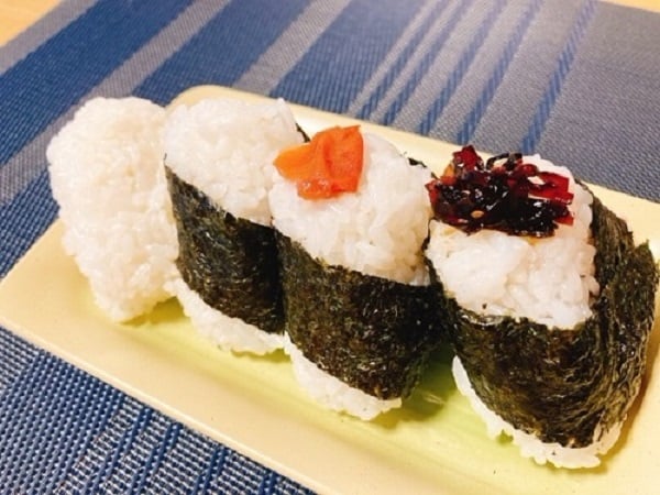 塩むすびと梅・たらこ・昆布もおいしそう♬