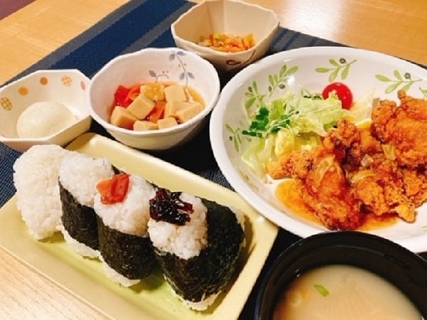 おむすびのおかげで、おかずもたくさん食べられます！