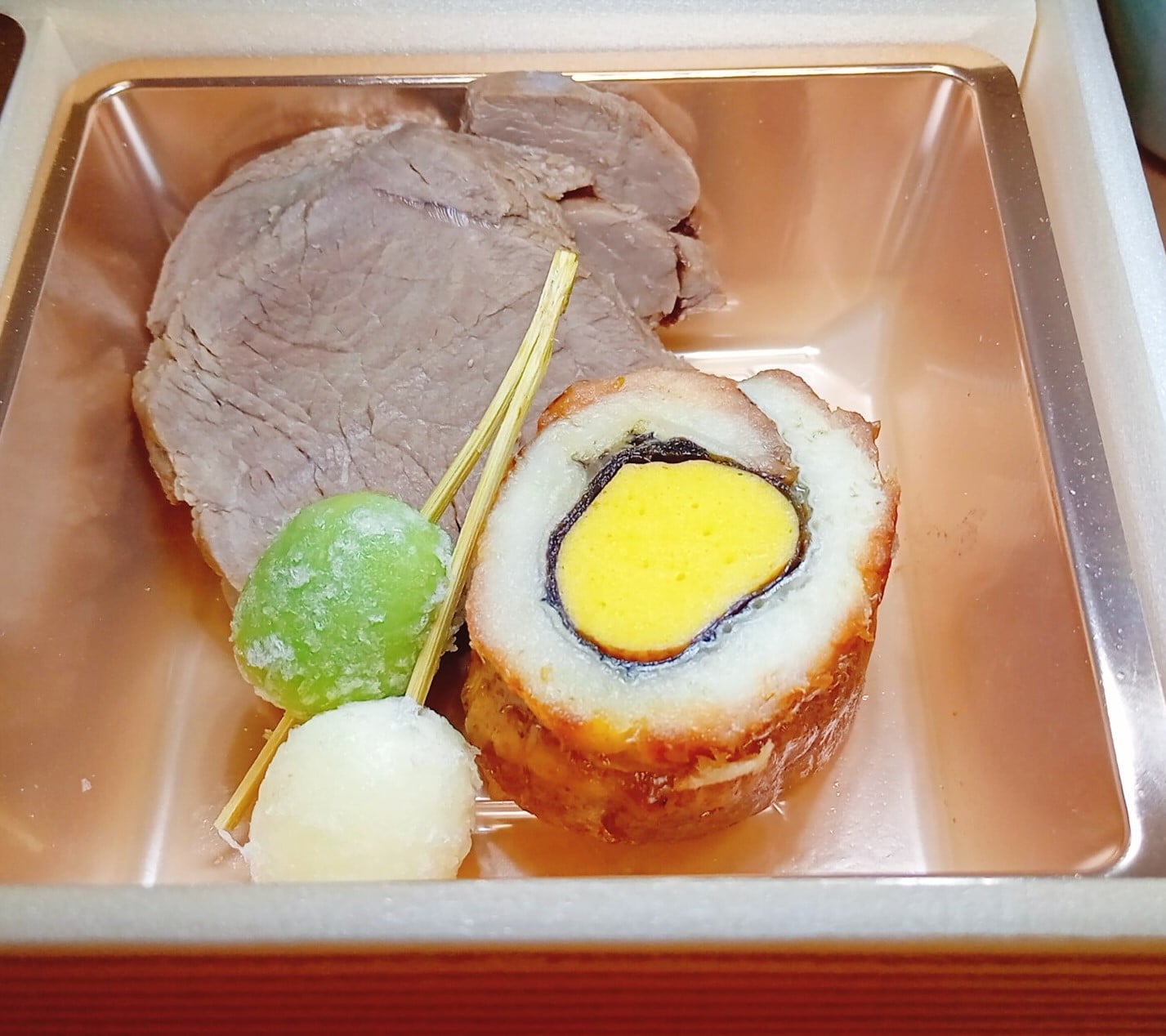 八寸：牛ヒレ肉塩麹焼き、銀杏チーズ串、穴子月冠