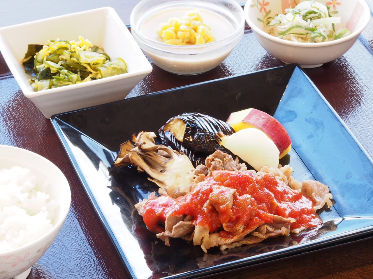牛すきしゃぶ　秋野菜添え～トマトソースがけ～