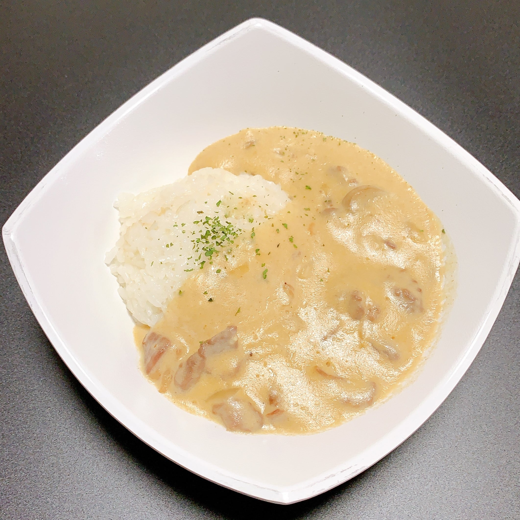 メイン料理：ビーフストロガノフ