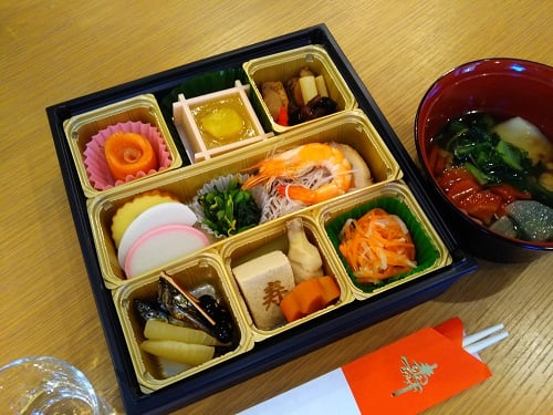お節料理はお部屋に持ち帰り召し上がる事も出来ます。
