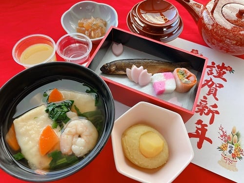 1月2日朝食：雑煮（醤油仕立て）、ミニおせち、栗きんとん、漬物