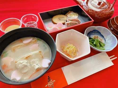 1月3日朝食：雑煮（白味噌仕立て）、ミニおせち、かに菊花漬け、漬物