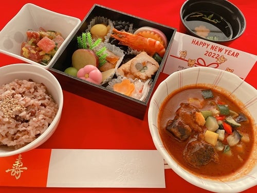 1月1日夕食：赤飯、おせち詰め合わせ、牛肉のトマト煮込み、マグロのカルパッチョ、吸い物