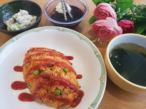 B：チキンライス
