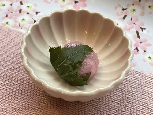 小さな桜餅は罪悪感なくペロリ♬