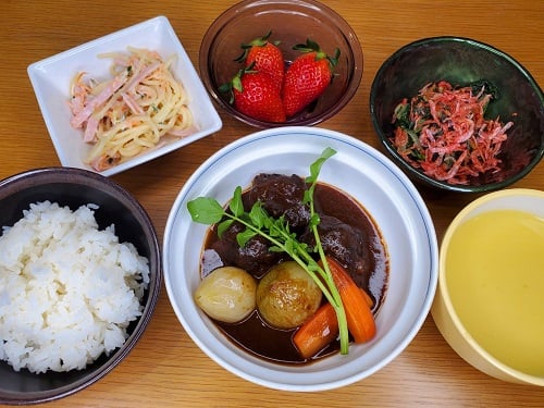 A食：牛肉と小玉葱のワイン煮込み