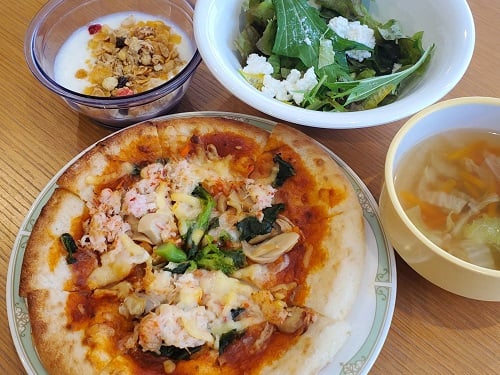 A：蟹と菜の花のピザ