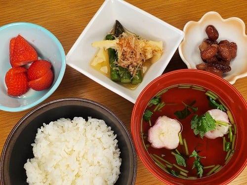 ◆アスパラと筍の焼浸し
◆金時豆の甘煮
◆清まし汁（花麩）
◆いちご練乳
◆ごはん