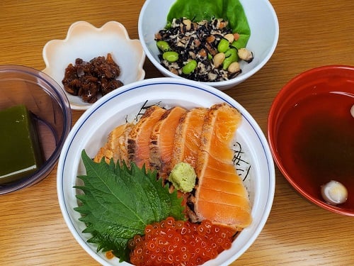 B食：サーモン親子丼