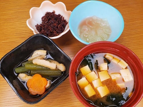 ◆ふきの煮しめ
◆佃煮
◆フルーツ葛切り
◆赤だし（豆腐・わかめ）
◆ごはん