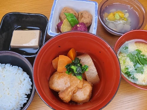 B：豚ヒレやわらか煮