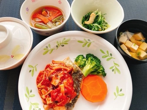 B食メイン：鮭のムニエルきのこソース　