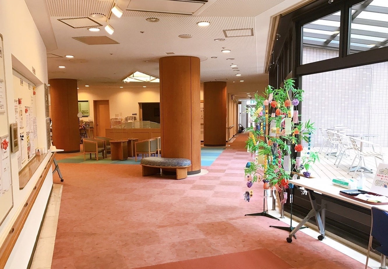 掲示板前に飾っています。