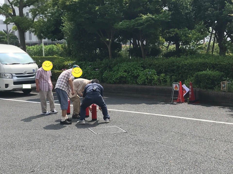 希望者には水消火器を実際に使用して消火器体験をしていただきました