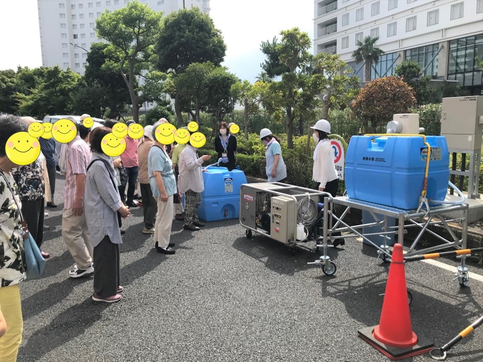 「これが飲み水になる機械ね」と設備の近くまで見に行かれる方も。