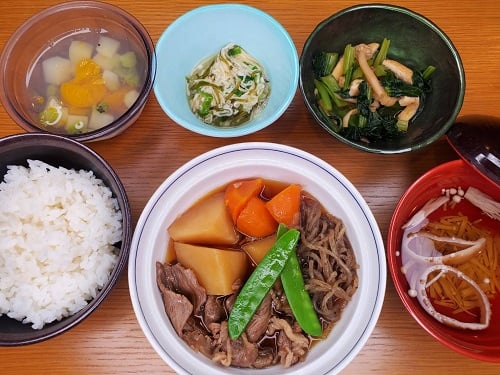 B：肉じゃが・ごはん