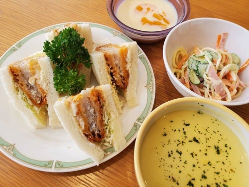B：白身フライサンド
