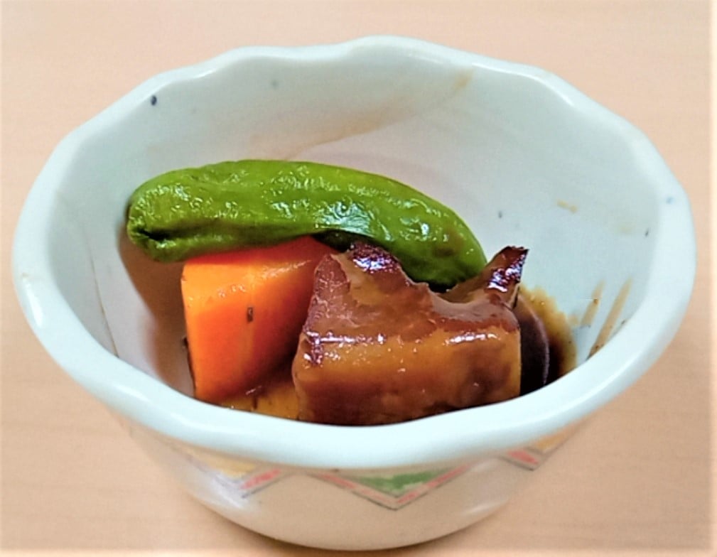 【前菜】
　豚バラの赤ワイン角煮・スモークサーモンとアボカドのタルタル