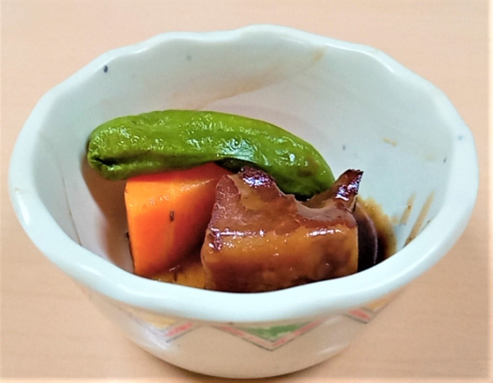 【前菜】
　豚バラの赤ワイン角煮・スモークサーモンとアボカドのタルタル