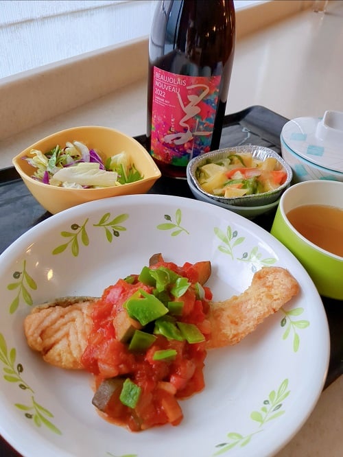 B食：サーモンのラタトゥイユソース
共通：野菜のチーズ焼き、ミックスサラダ、オニオンスープ、ひとくち赤ワイン
