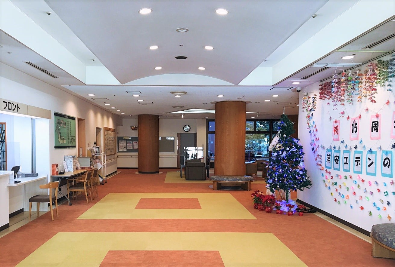 正面玄関から入ると、クリスマスツリーがお出迎え