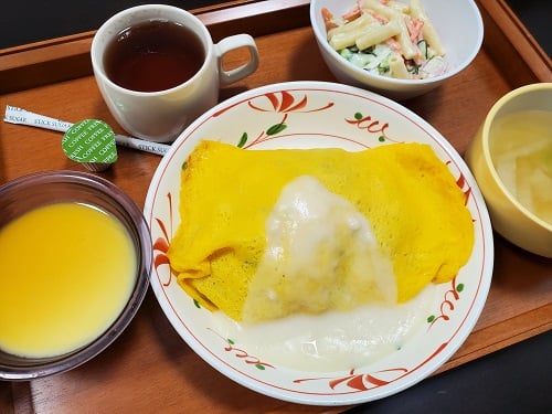 B：海鮮オムレツ
　　　～ホワイトソースがけ～