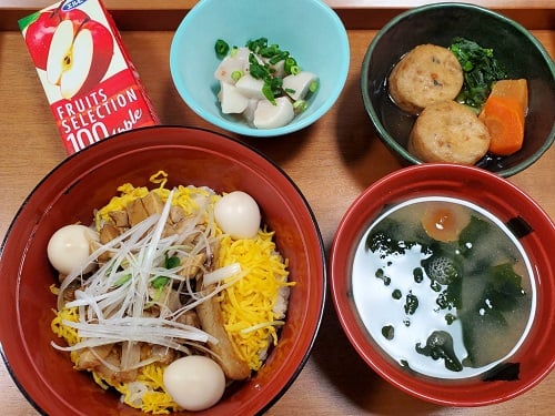 B：刻みチャーシューうずら丼
