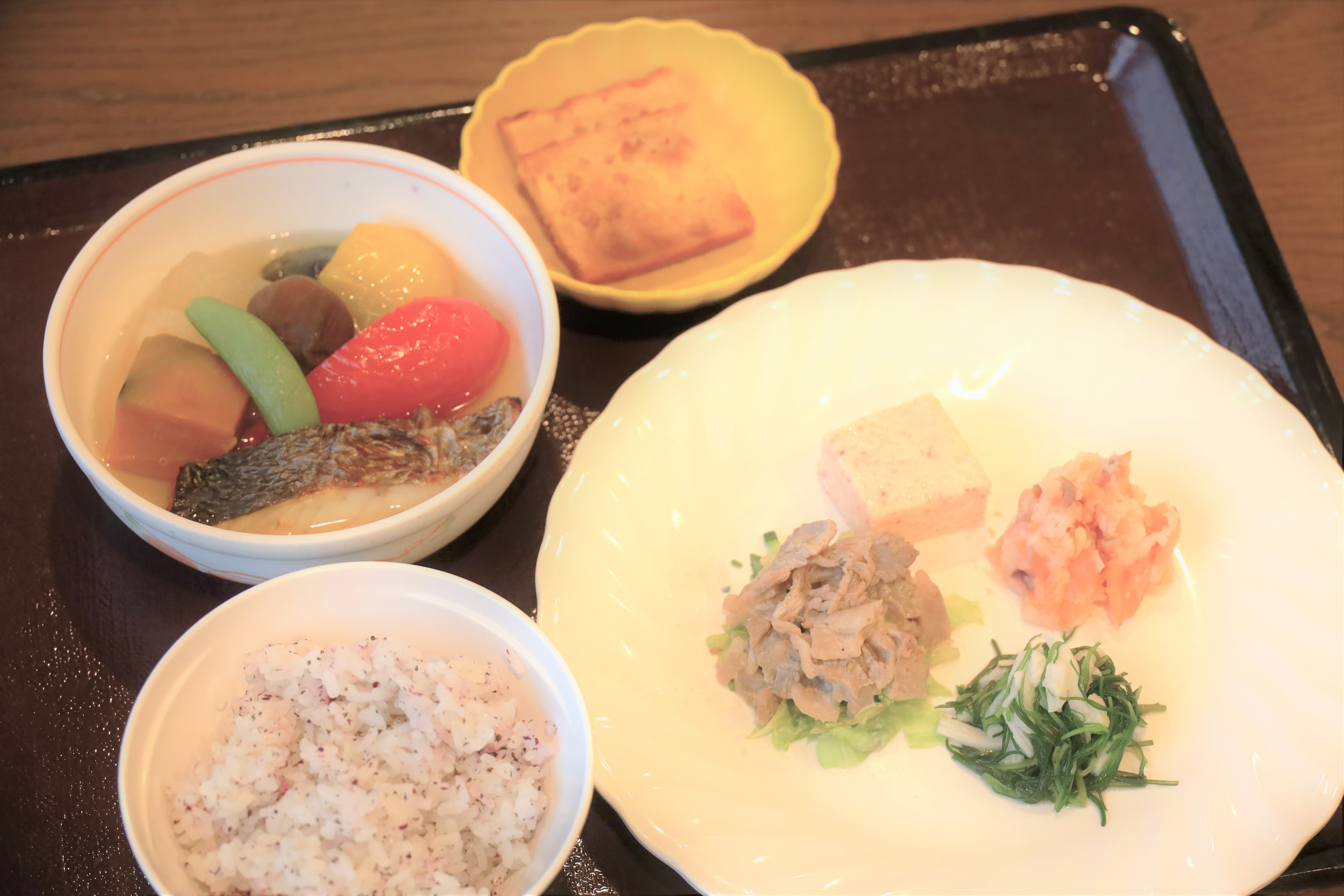 B食