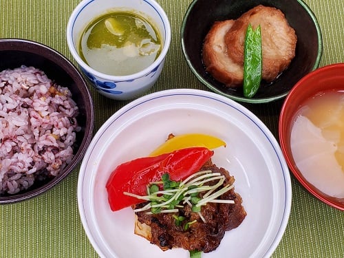 A食：牛肉グリル野菜重ね盛り