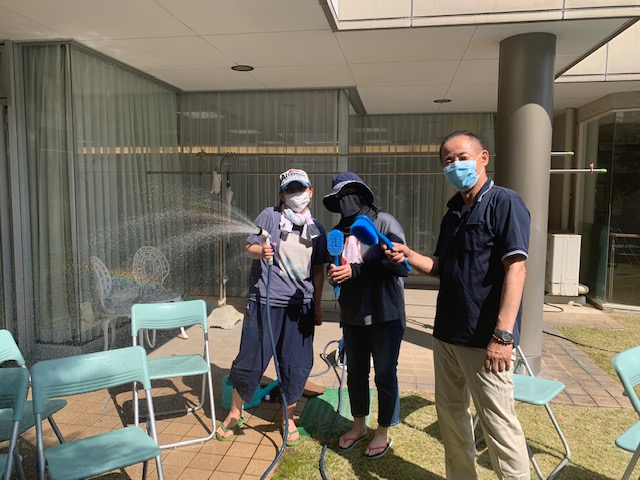 パイプ椅子は、水洗い！