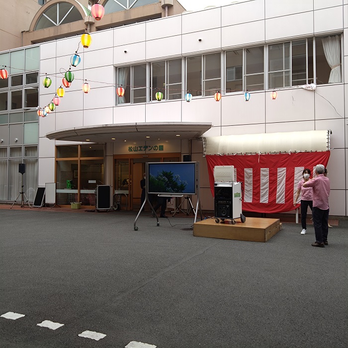提灯がさがると一気にお祭り感がでます。