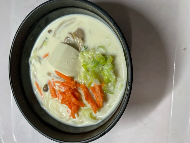 奈良県明日香村名産の牛乳を使用し鶏肉や野菜を煮込んだ郷土料理です。