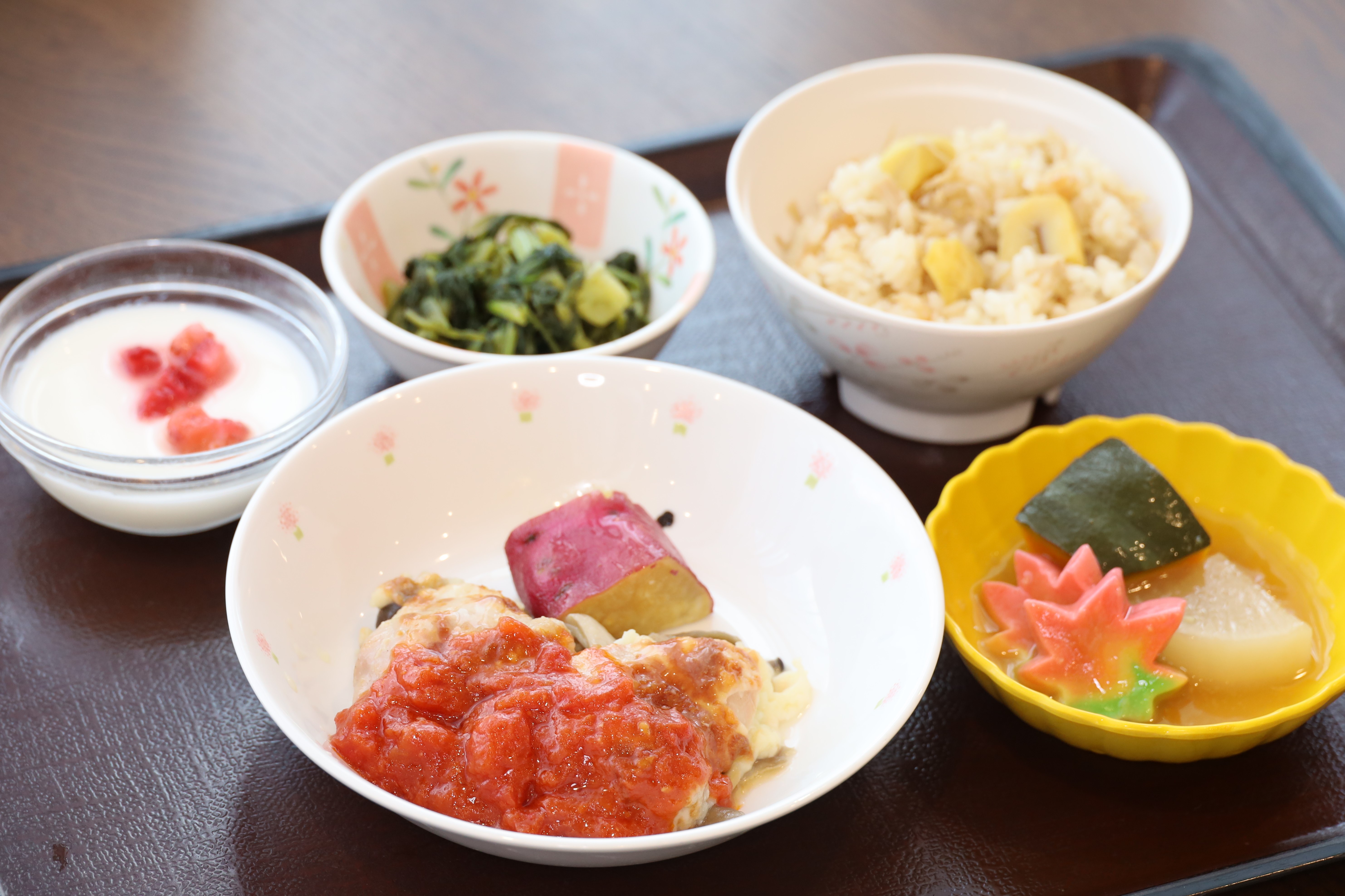 チーズチキングリル（トマトソースがけ）～秋野菜添え～