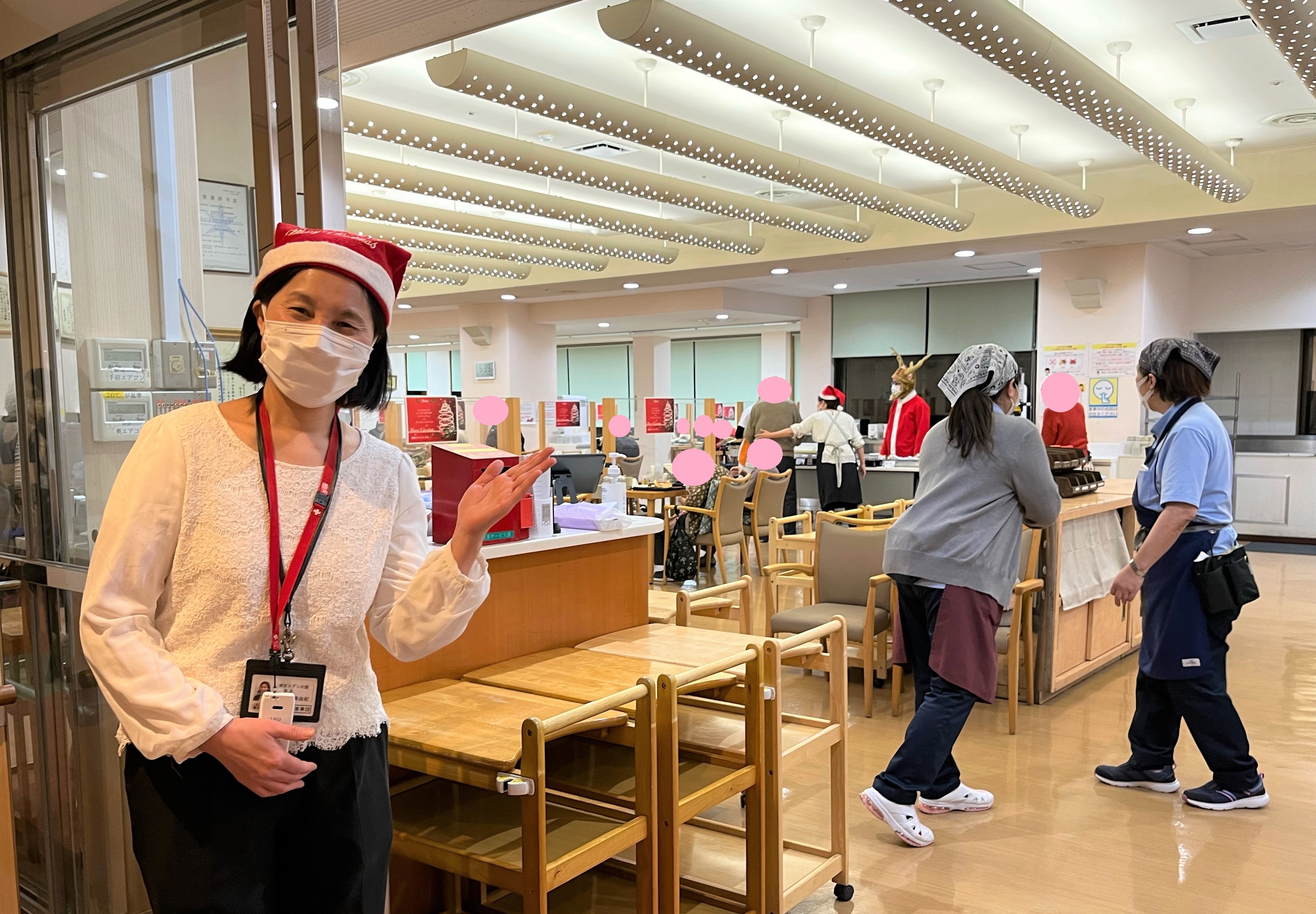 レストラン入口には園長がご入居者の皆様をお出迎え