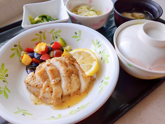 B食　鶏もも肉レモン焼き野菜のグリル添え