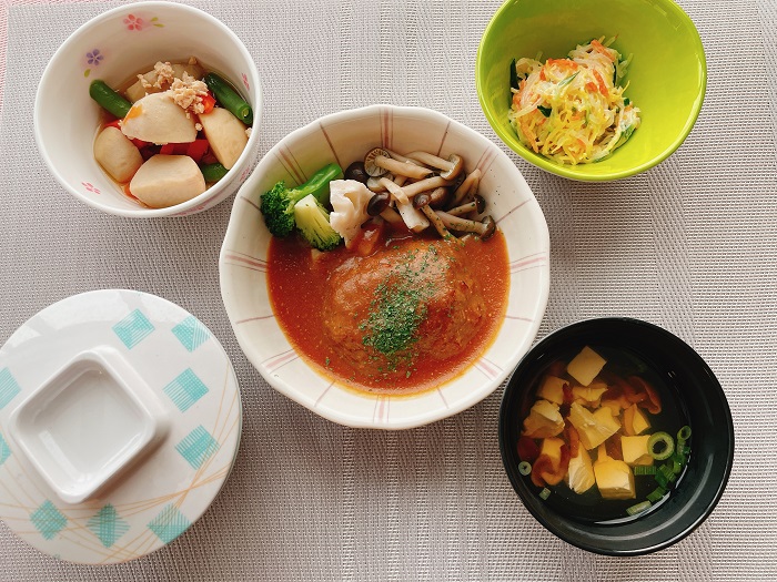 B食：味噌煮込みハンバーグ